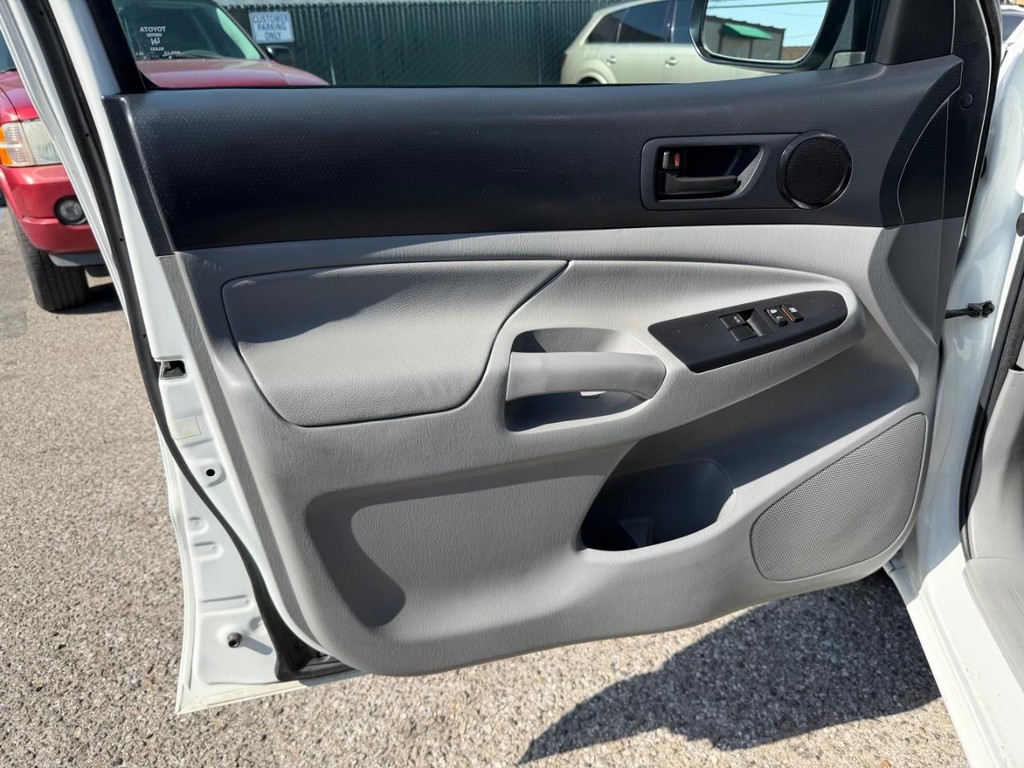 Toyota Tacoma Vehicle Full-screen Gallery Image 15