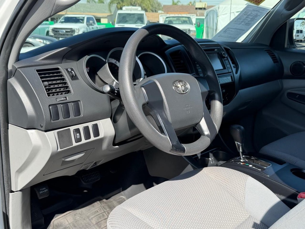 Toyota Tacoma Vehicle Full-screen Gallery Image 16