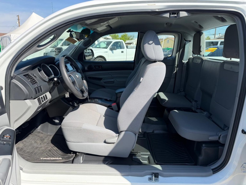 Toyota Tacoma Vehicle Full-screen Gallery Image 17