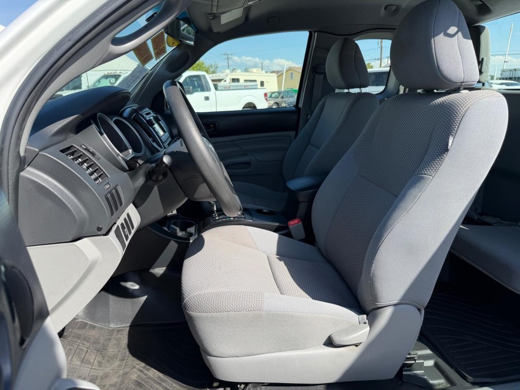 Toyota Tacoma Vehicle Full-screen Gallery Image 18