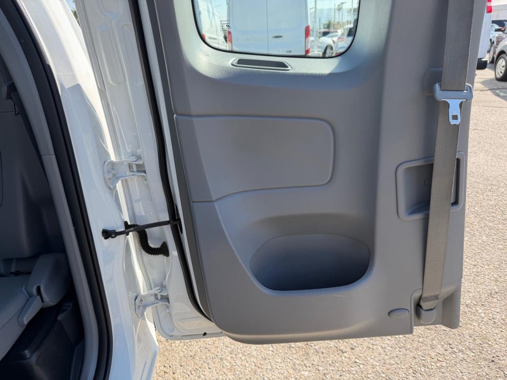 Toyota Tacoma Vehicle Full-screen Gallery Image 19