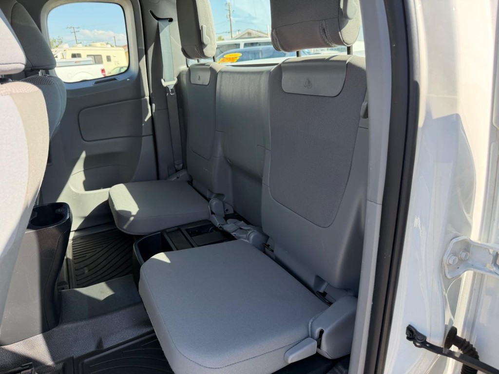 Toyota Tacoma Vehicle Full-screen Gallery Image 20