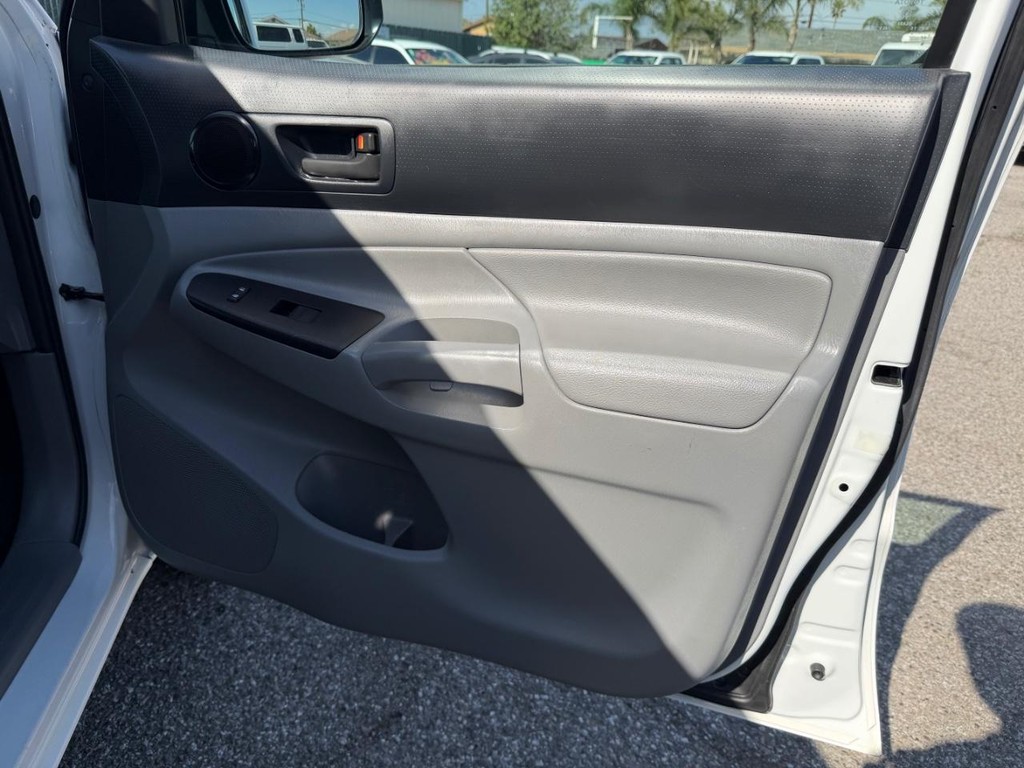 Toyota Tacoma Vehicle Full-screen Gallery Image 21