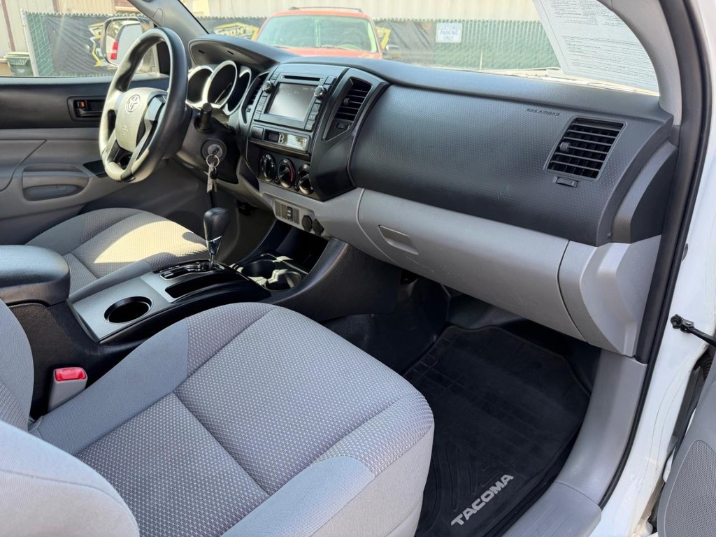 Toyota Tacoma Vehicle Full-screen Gallery Image 22