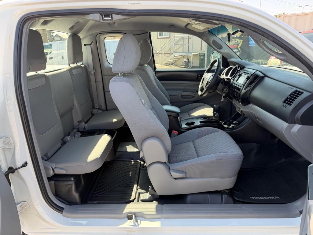 Toyota Tacoma Vehicle Full-screen Gallery Image 23