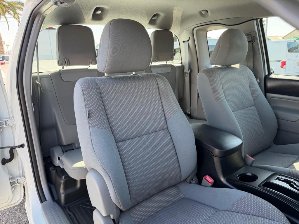 Toyota Tacoma Vehicle Full-screen Gallery Image 24