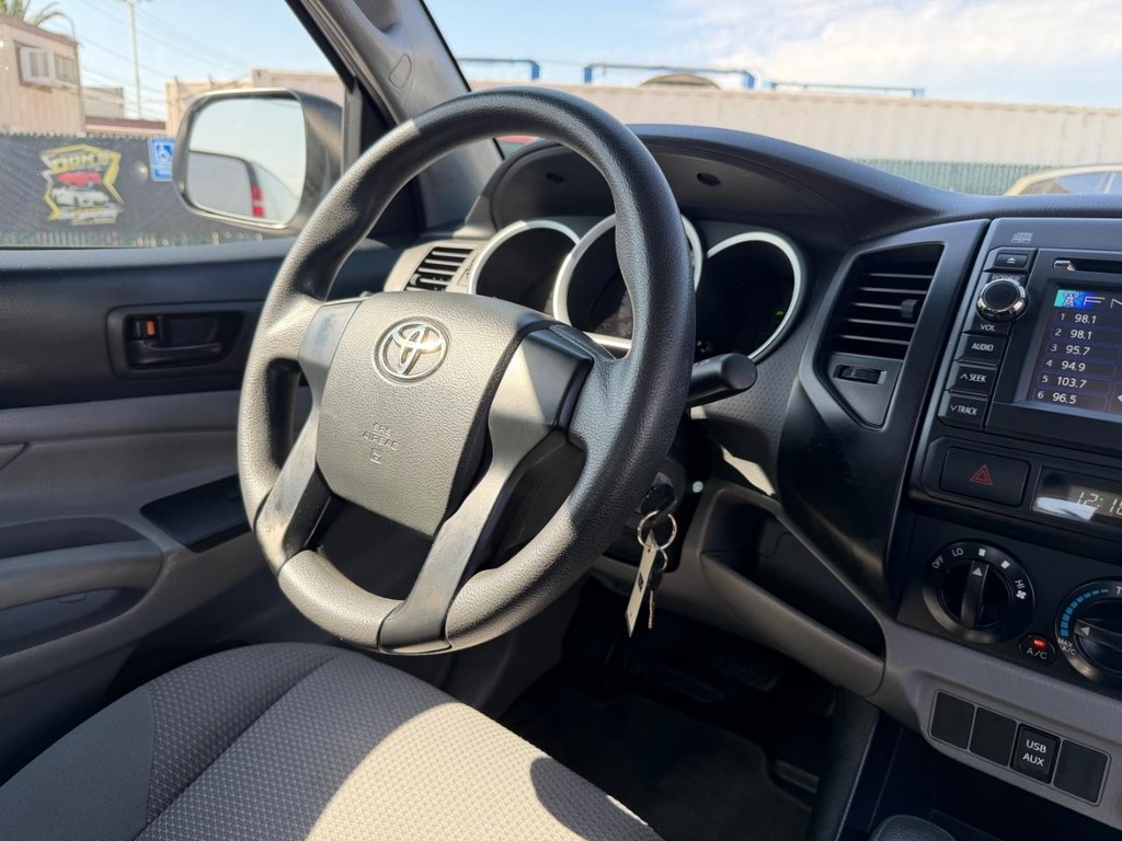 Toyota Tacoma Vehicle Full-screen Gallery Image 26