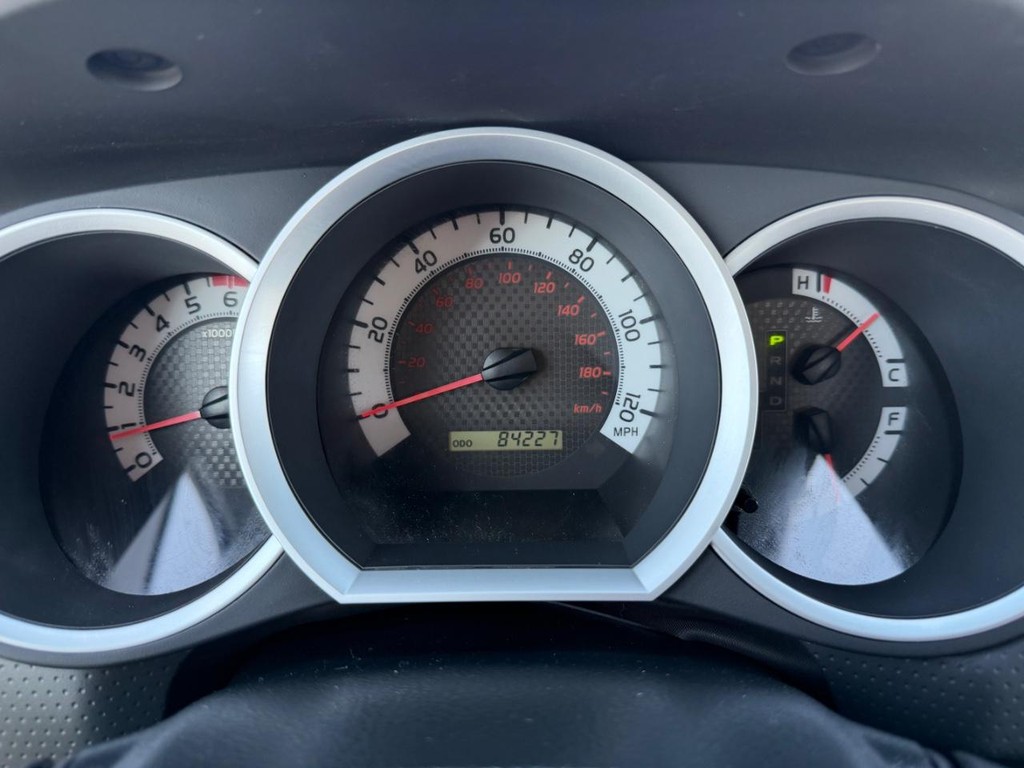 Toyota Tacoma Vehicle Full-screen Gallery Image 30