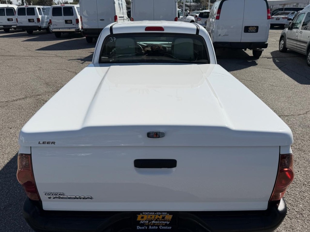 Toyota Tacoma Vehicle Full-screen Gallery Image 31