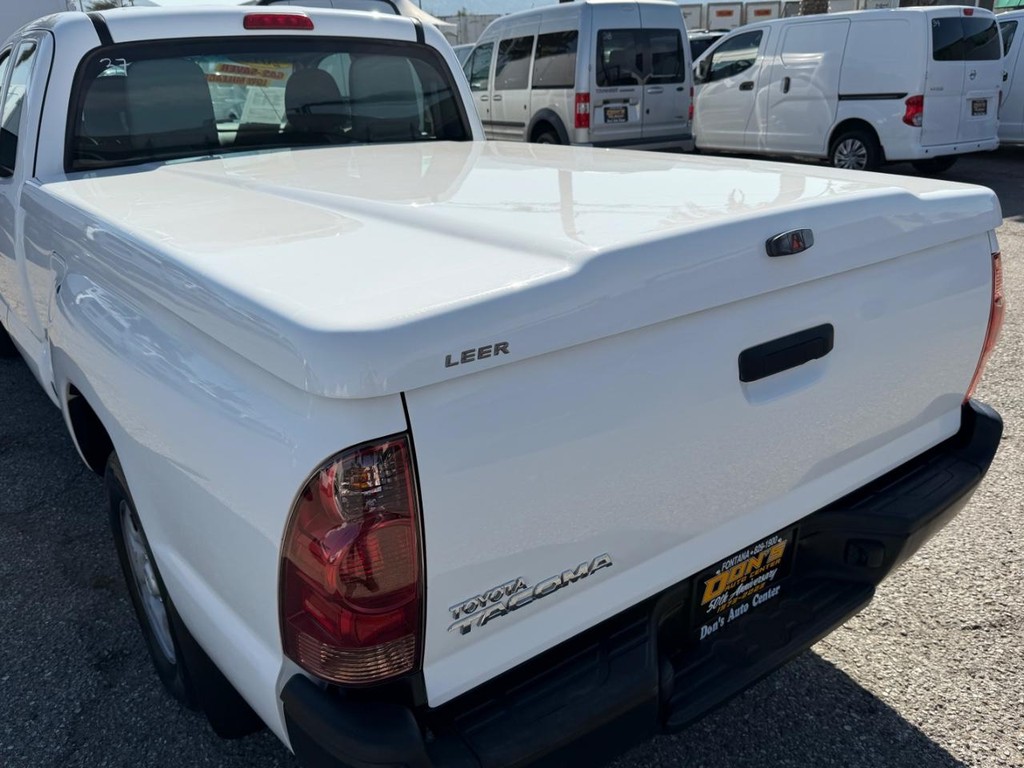 Toyota Tacoma Vehicle Full-screen Gallery Image 32