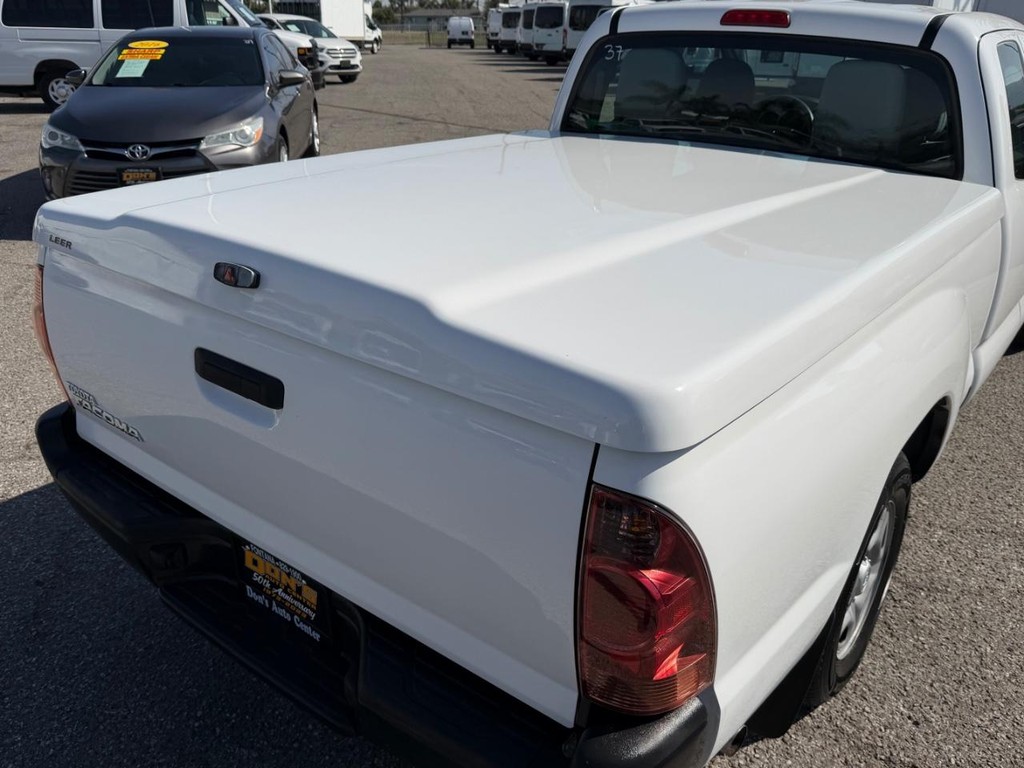 Toyota Tacoma Vehicle Full-screen Gallery Image 33