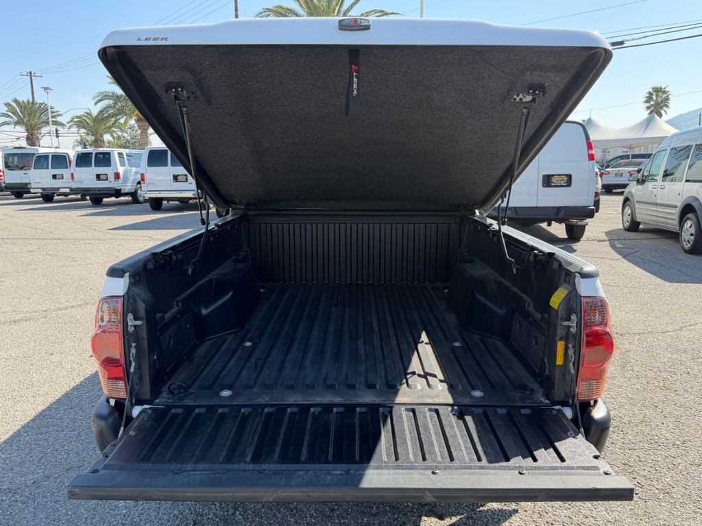 Toyota Tacoma Vehicle Full-screen Gallery Image 34