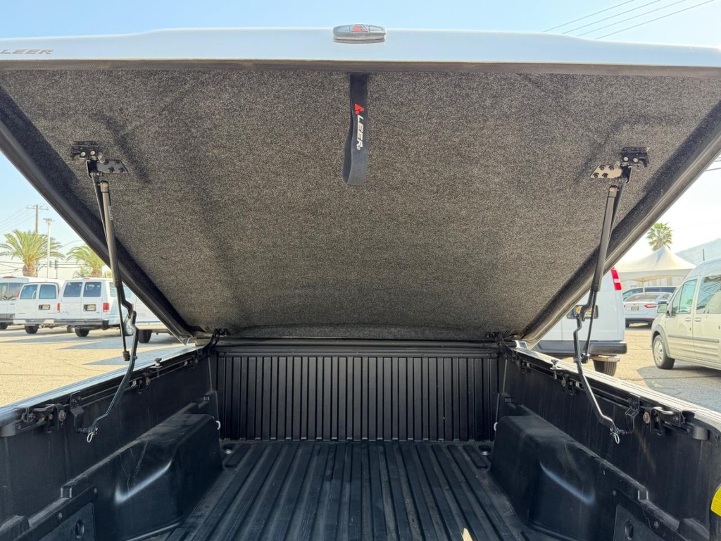 Toyota Tacoma Vehicle Full-screen Gallery Image 35