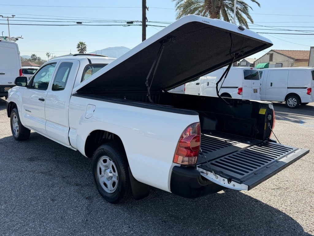 Toyota Tacoma Vehicle Full-screen Gallery Image 36