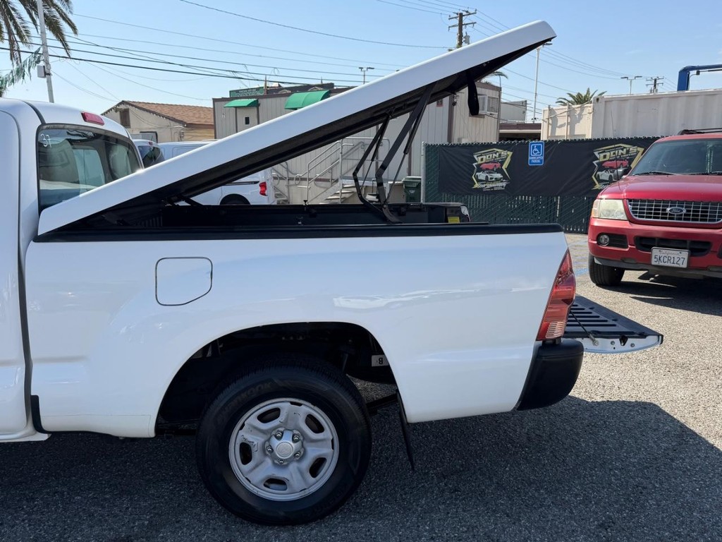 Toyota Tacoma Vehicle Full-screen Gallery Image 37