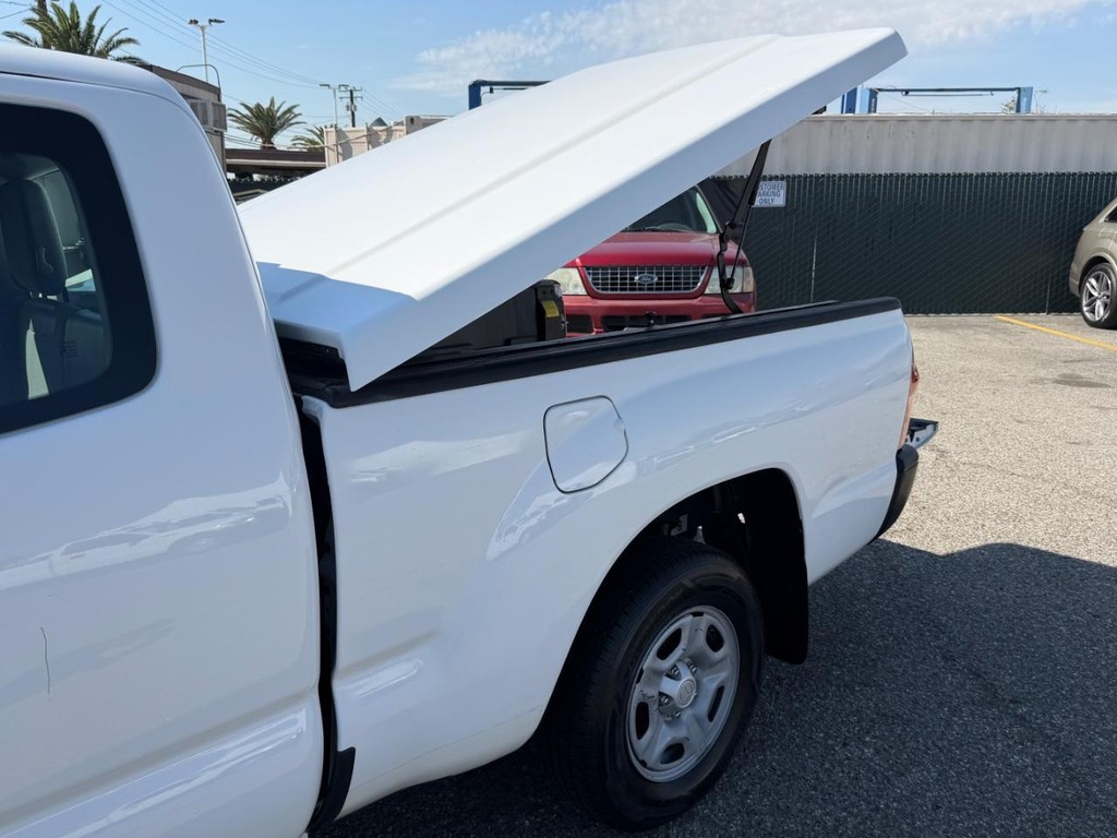 Toyota Tacoma Vehicle Full-screen Gallery Image 38