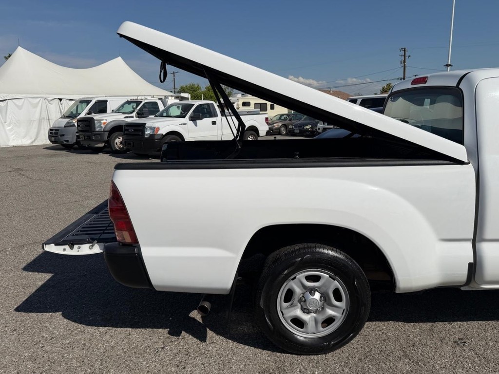 Toyota Tacoma Vehicle Full-screen Gallery Image 40