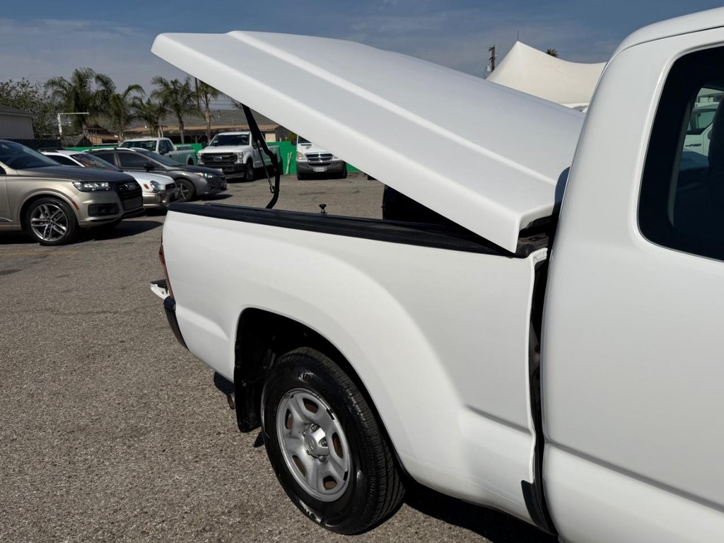 Toyota Tacoma Vehicle Full-screen Gallery Image 41