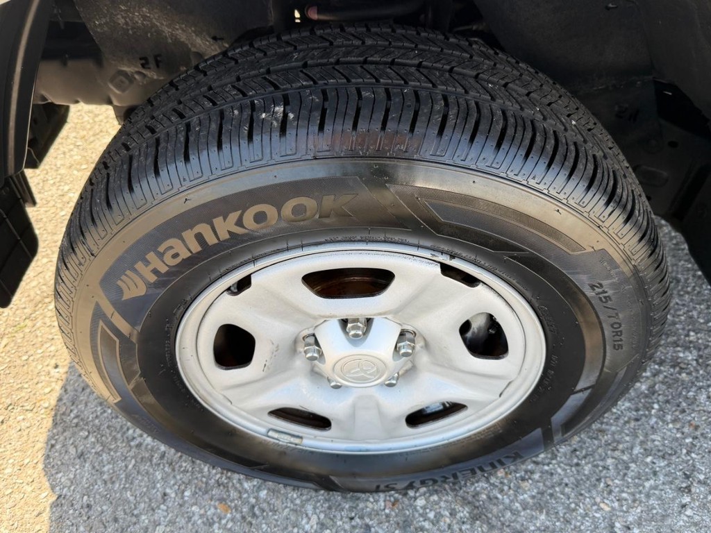 Toyota Tacoma Vehicle Full-screen Gallery Image 42