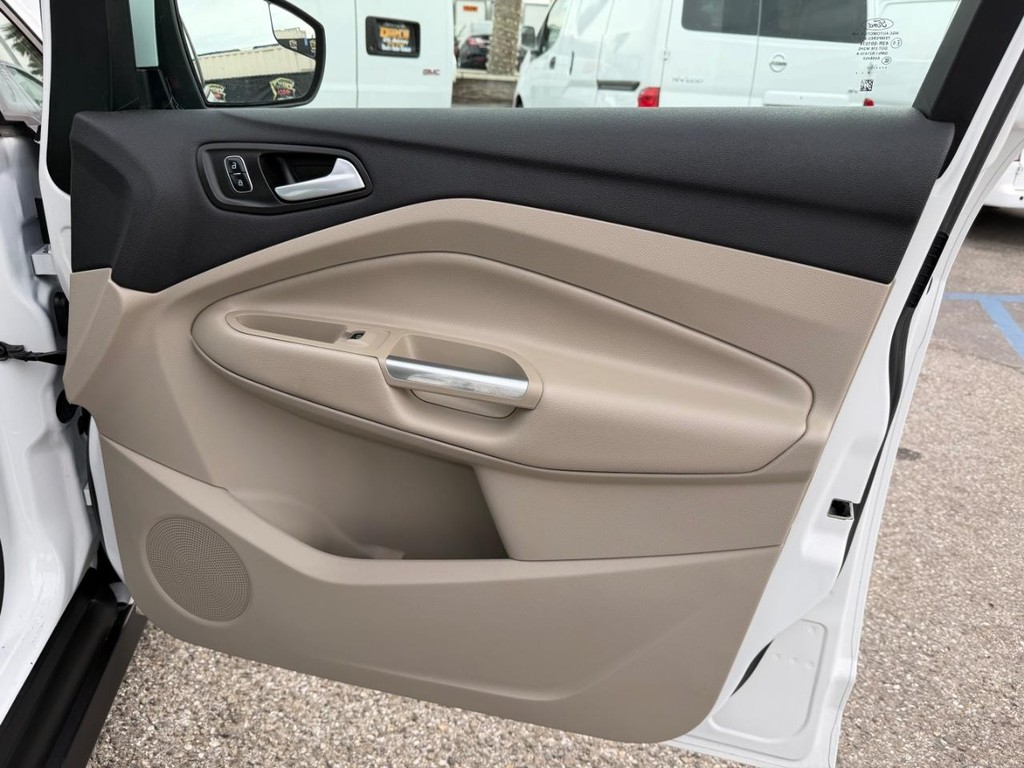 Ford C-MAX Vehicle Full-screen Gallery Image 19