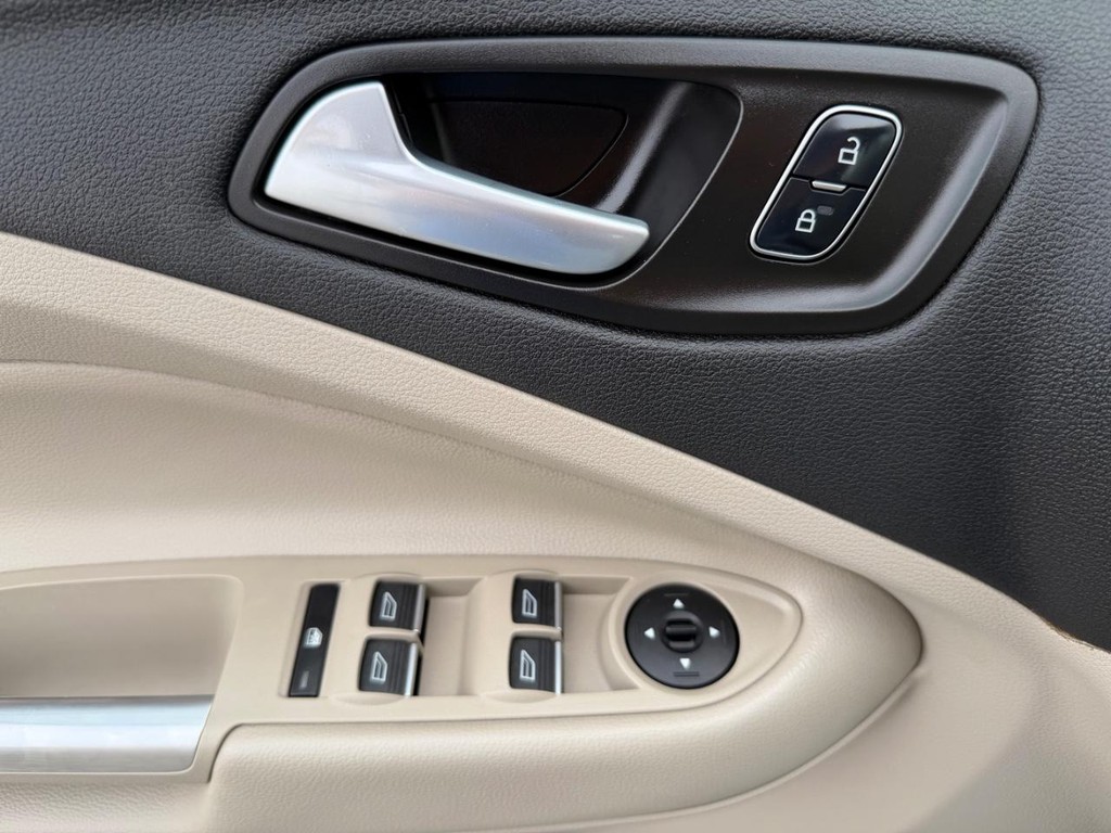 Ford C-MAX Vehicle Full-screen Gallery Image 31