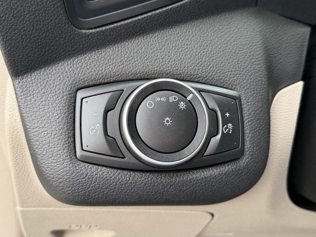 Ford C-MAX Vehicle Full-screen Gallery Image 32