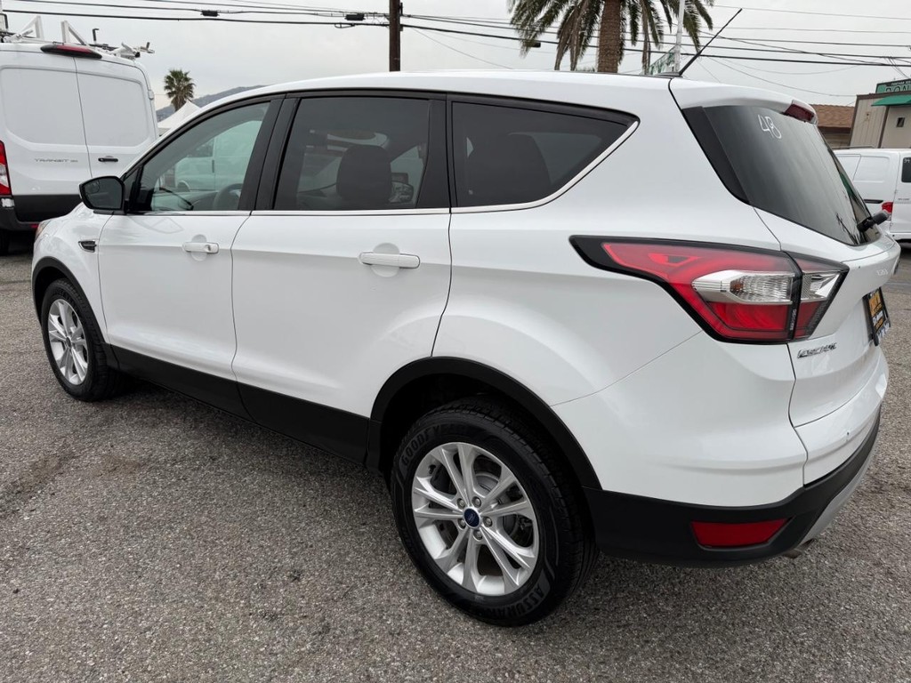 Ford Escape Vehicle Full-screen Gallery Image 08