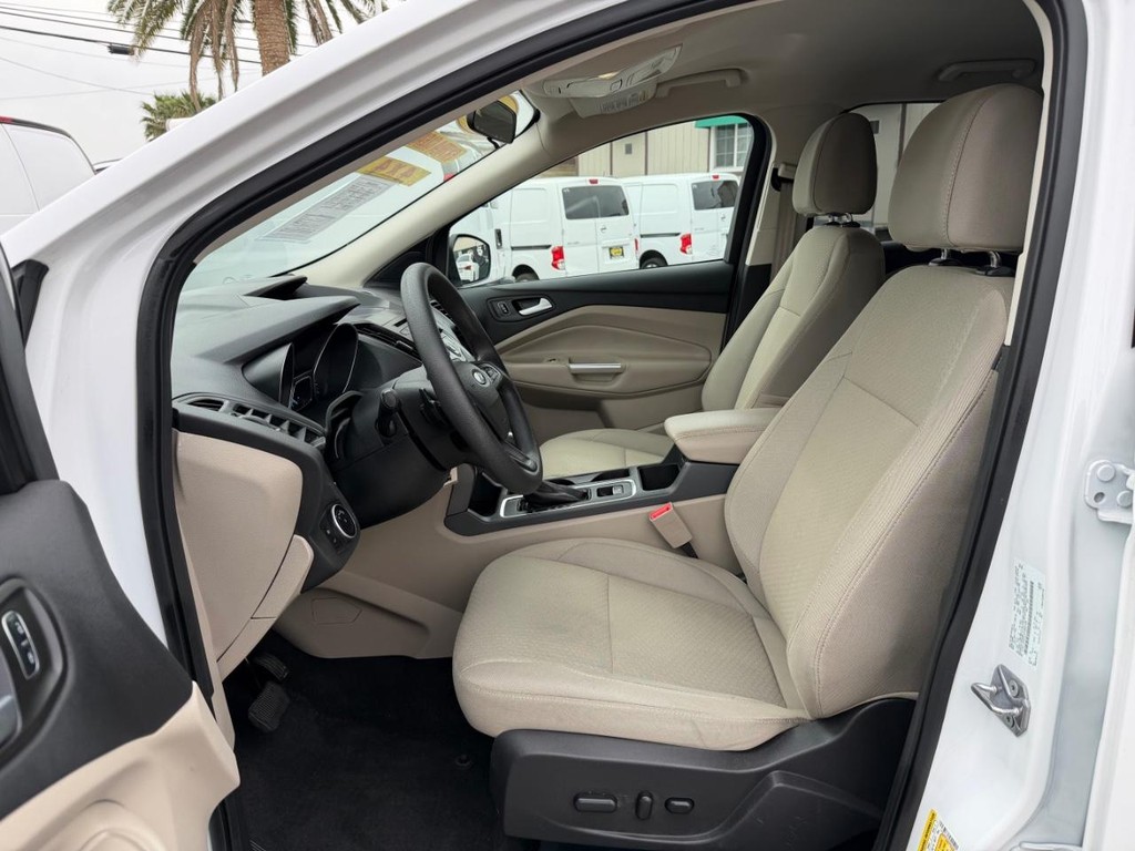 Ford Escape Vehicle Full-screen Gallery Image 16