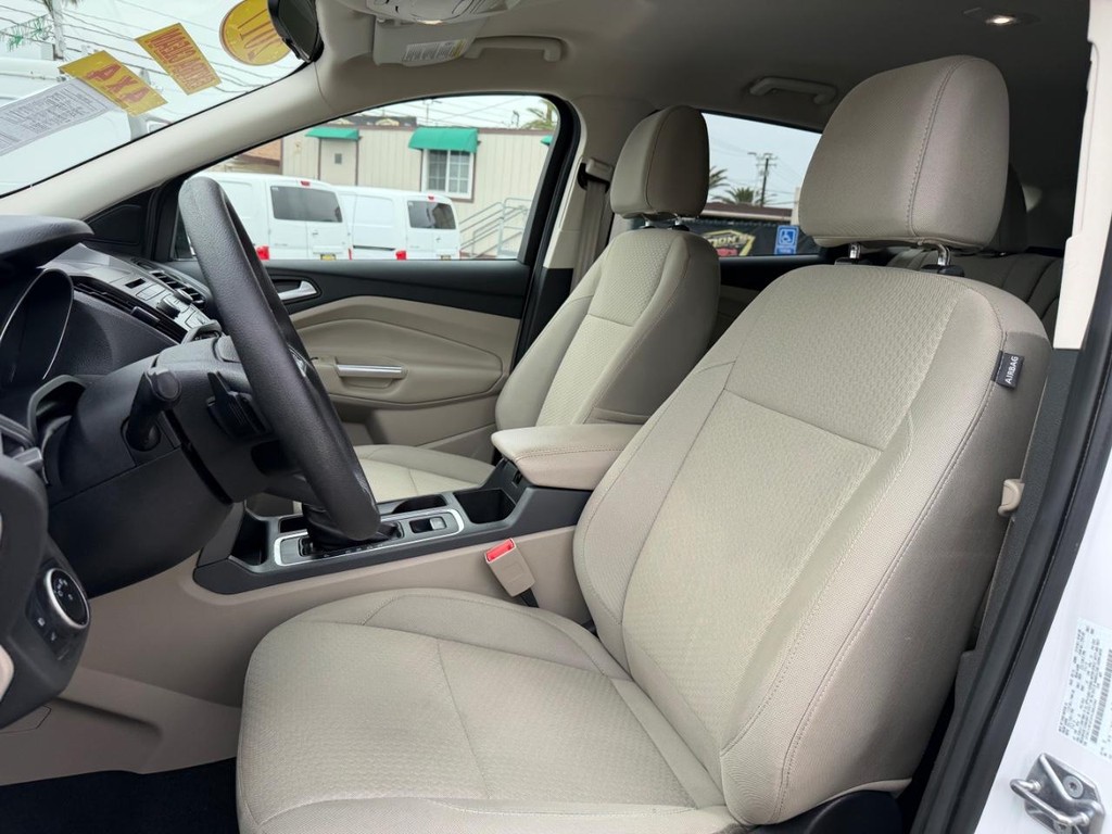 Ford Escape Vehicle Full-screen Gallery Image 17