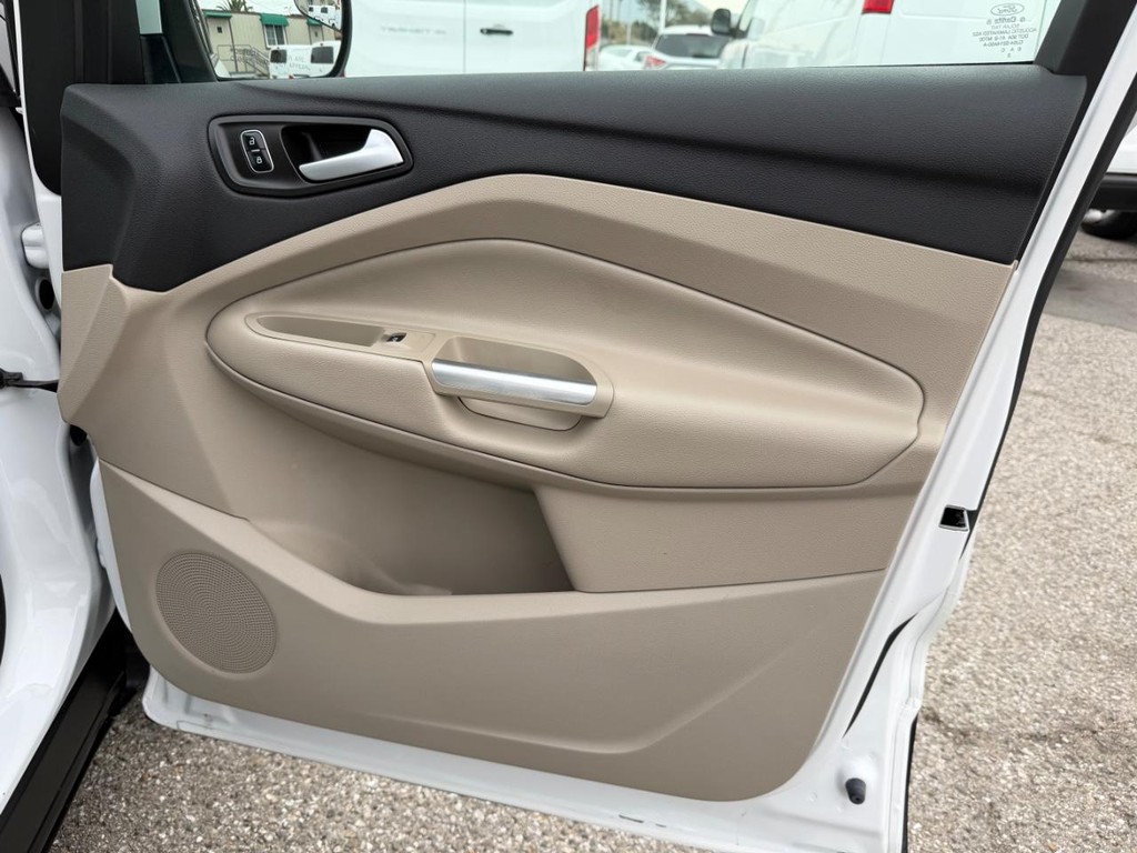 Ford Escape Vehicle Full-screen Gallery Image 18