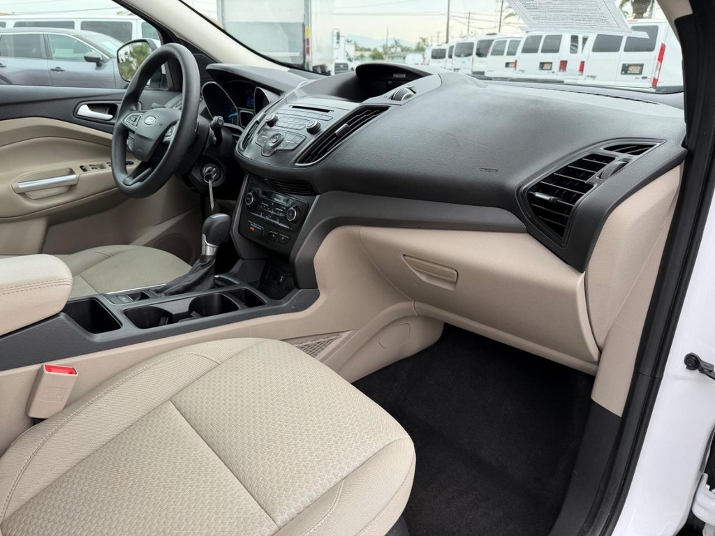 Ford Escape Vehicle Full-screen Gallery Image 19