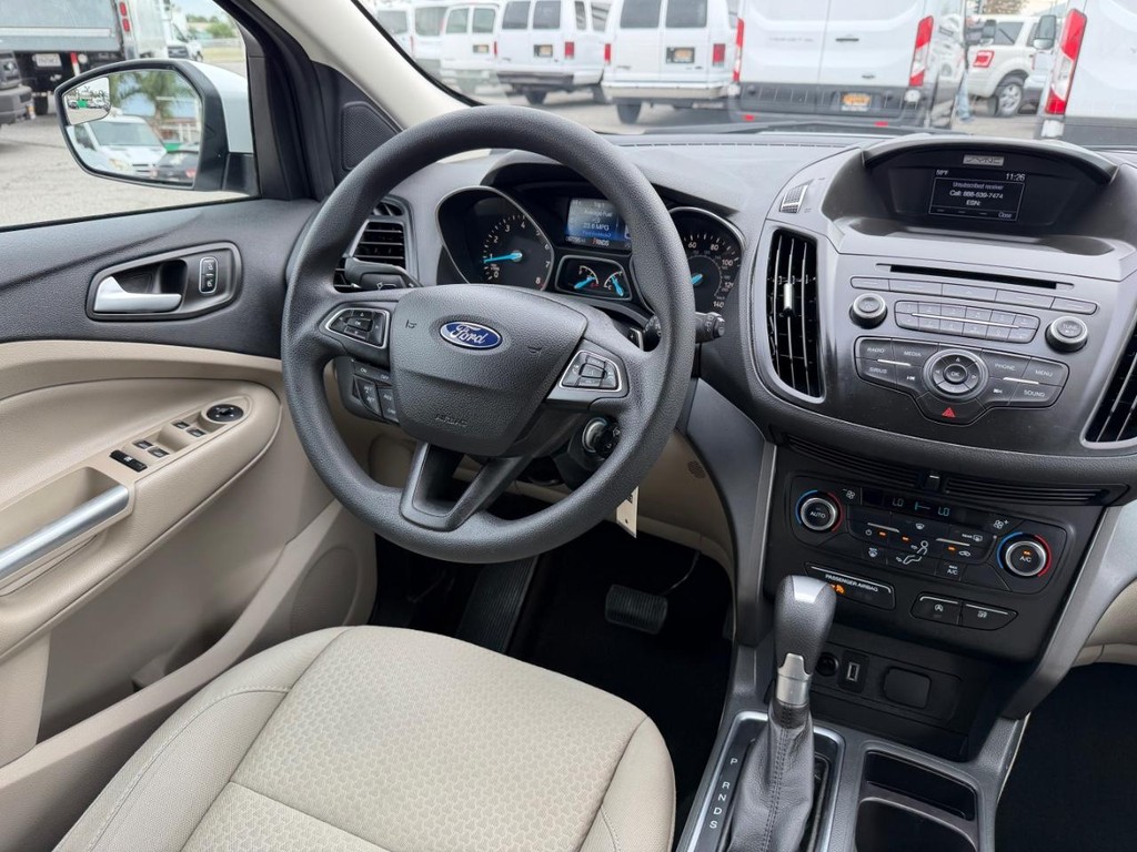 Ford Escape Vehicle Full-screen Gallery Image 23