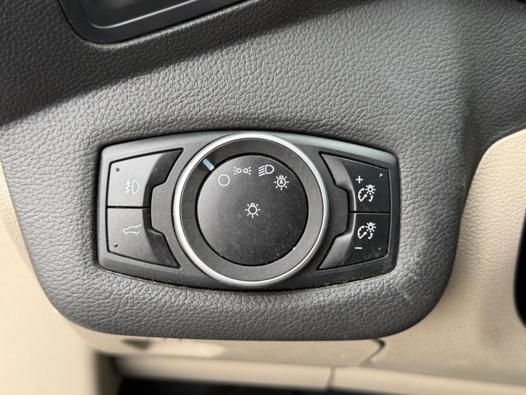 Ford Escape Vehicle Full-screen Gallery Image 30