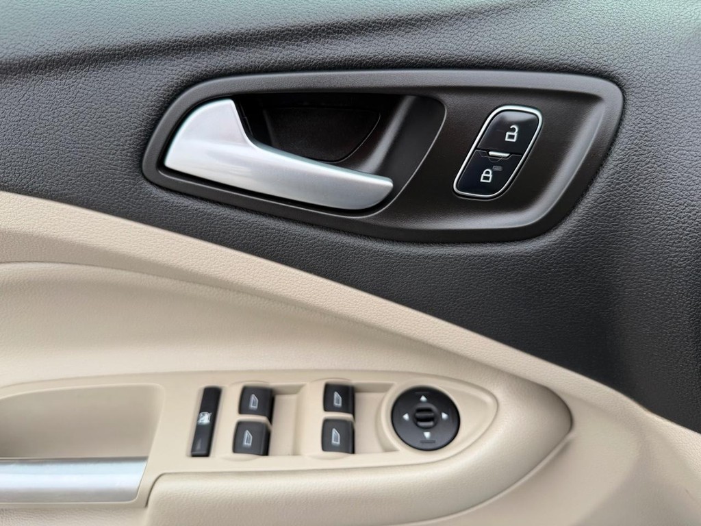 Ford Escape Vehicle Full-screen Gallery Image 31