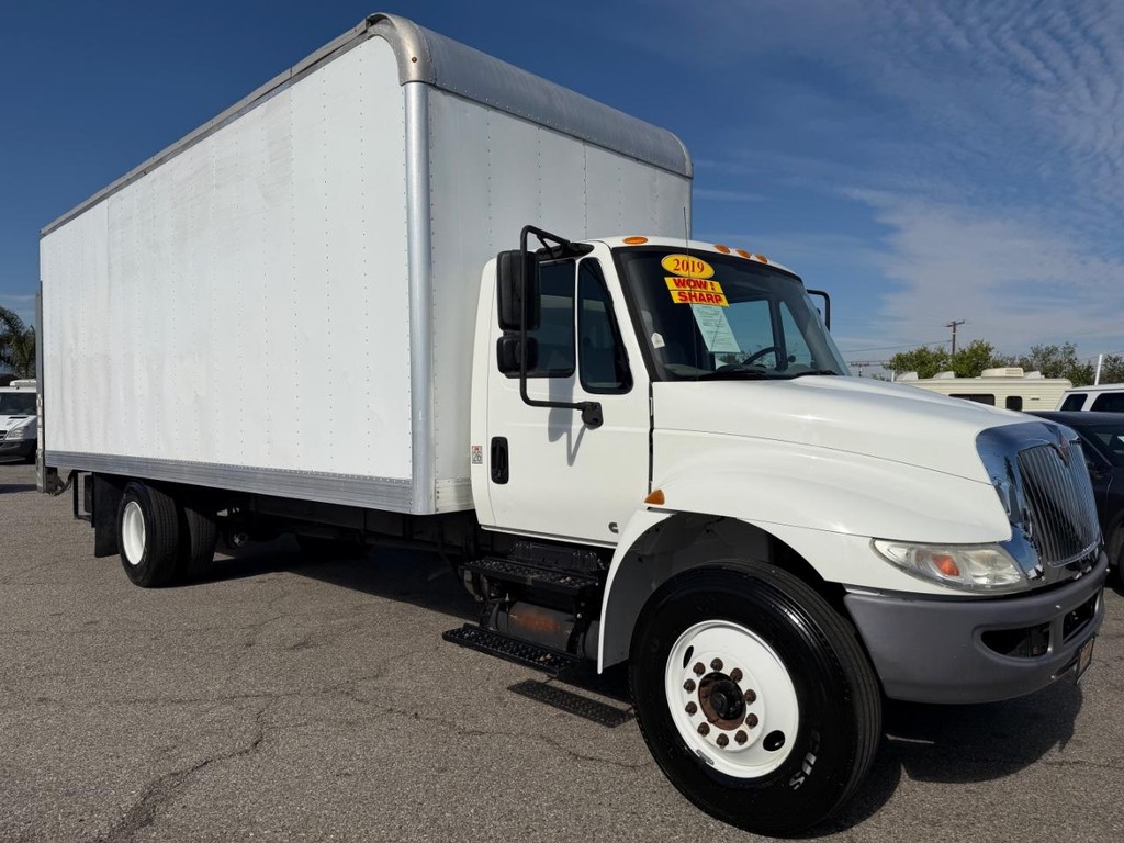 International DuraStar 4300 Vehicle Full-screen Gallery Image 03