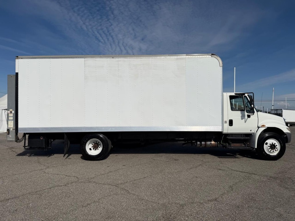 International DuraStar 4300 Vehicle Full-screen Gallery Image 05