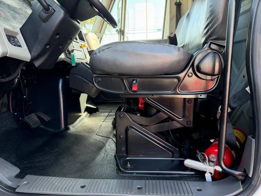 International DuraStar 4300 Vehicle Full-screen Gallery Image 40