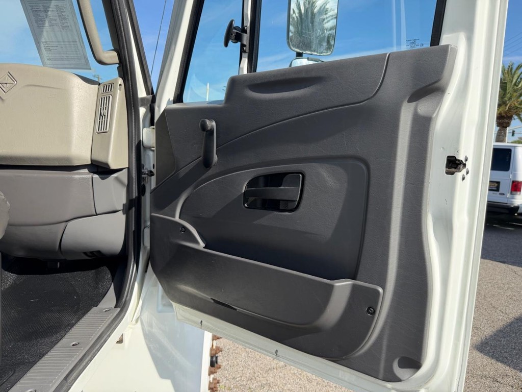 International DuraStar 4300 Vehicle Full-screen Gallery Image 42