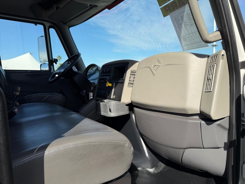 International DuraStar 4300 Vehicle Full-screen Gallery Image 43