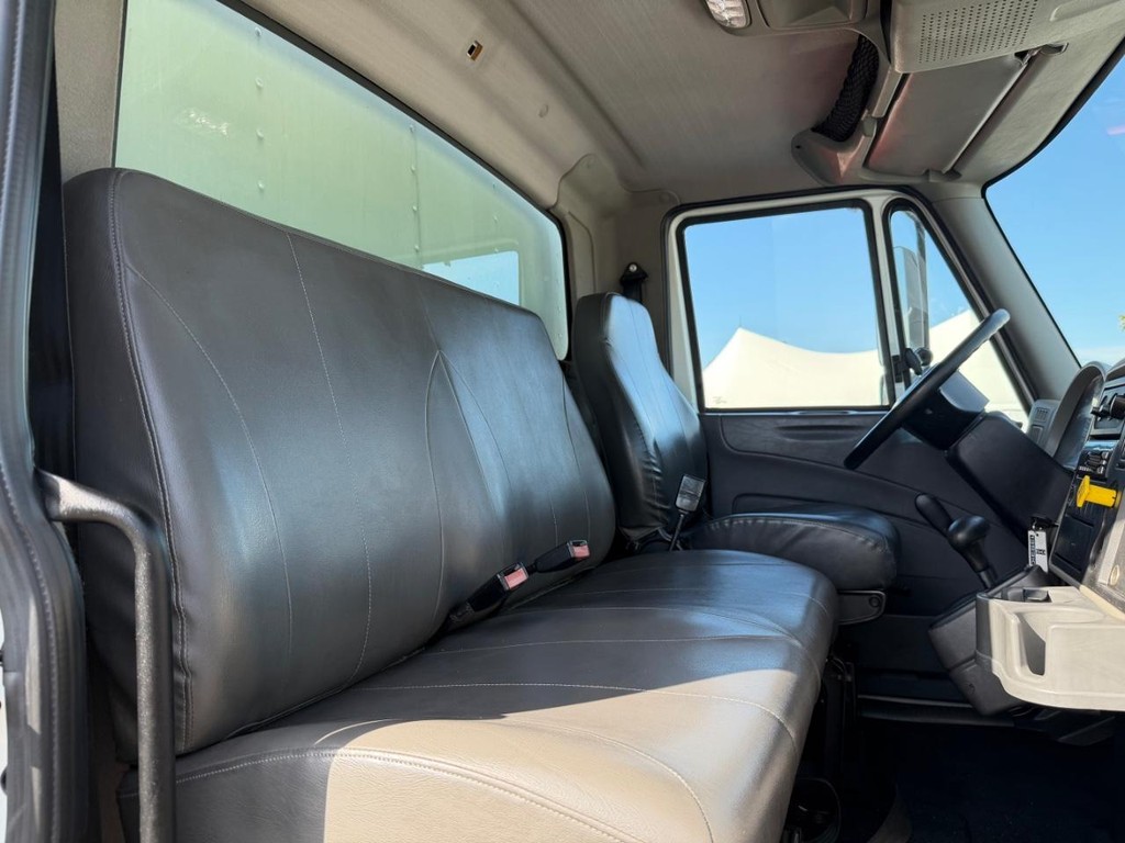 International DuraStar 4300 Vehicle Full-screen Gallery Image 45
