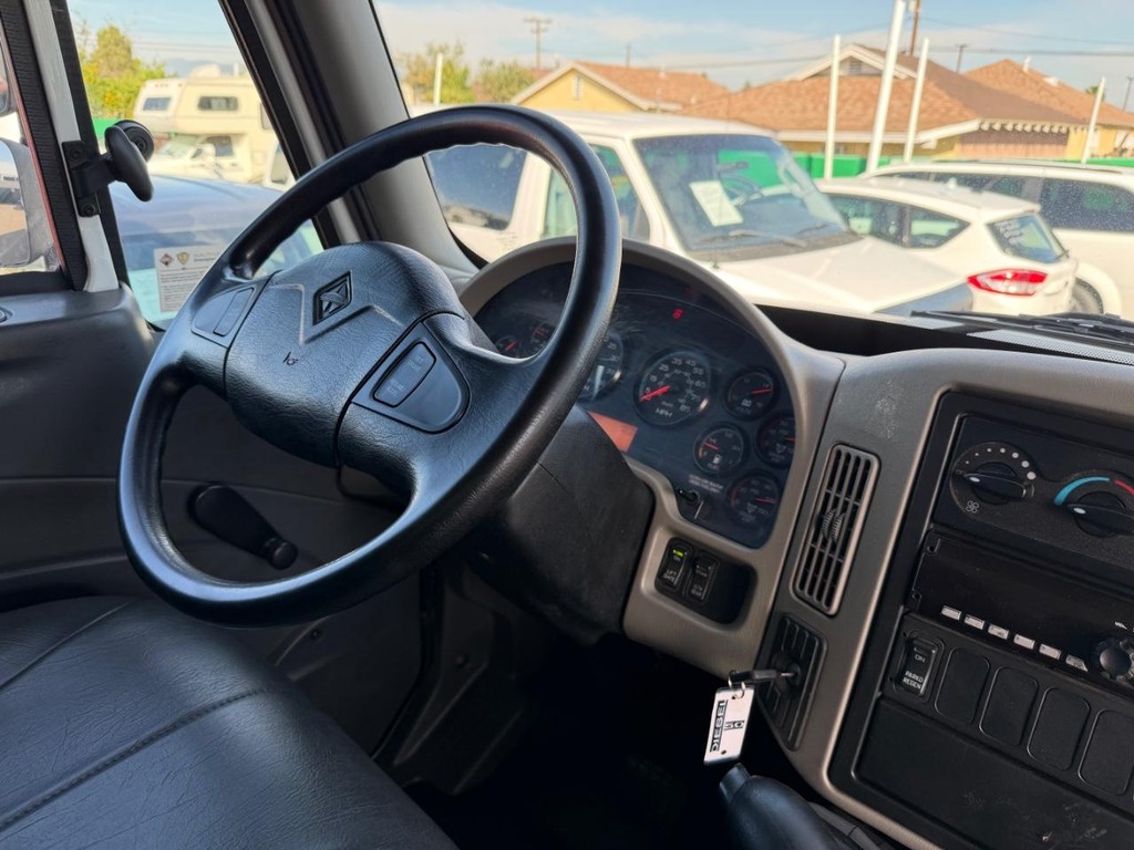 International DuraStar 4300 Vehicle Full-screen Gallery Image 46