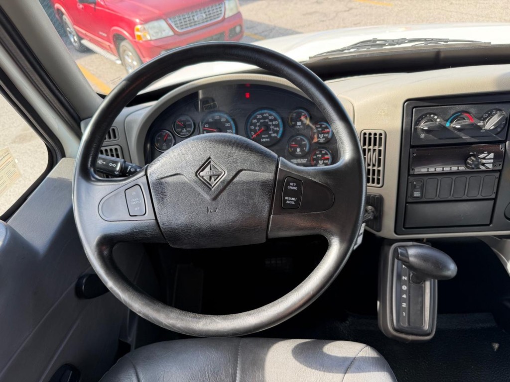 International DuraStar 4300 Vehicle Full-screen Gallery Image 49