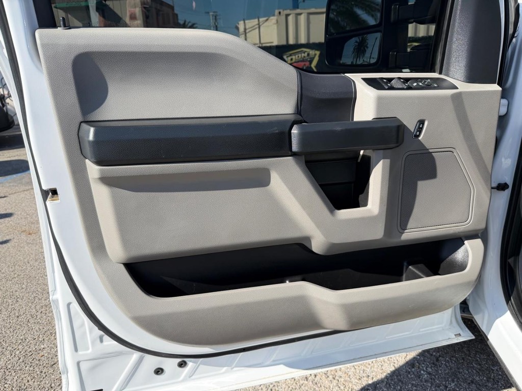 Ford F-250 Vehicle Full-screen Gallery Image 15