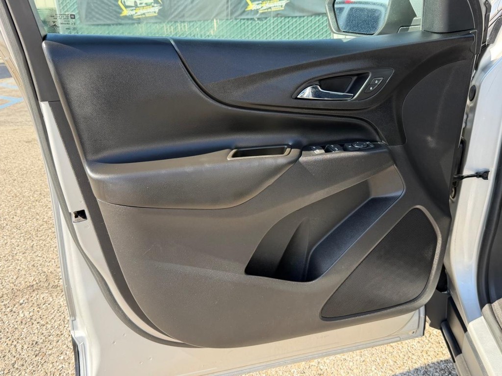 Chevrolet Equinox Vehicle Full-screen Gallery Image 15