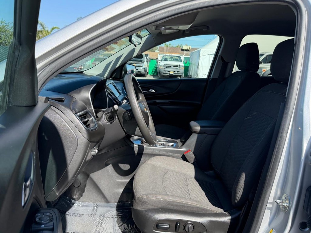 Chevrolet Equinox Vehicle Full-screen Gallery Image 17