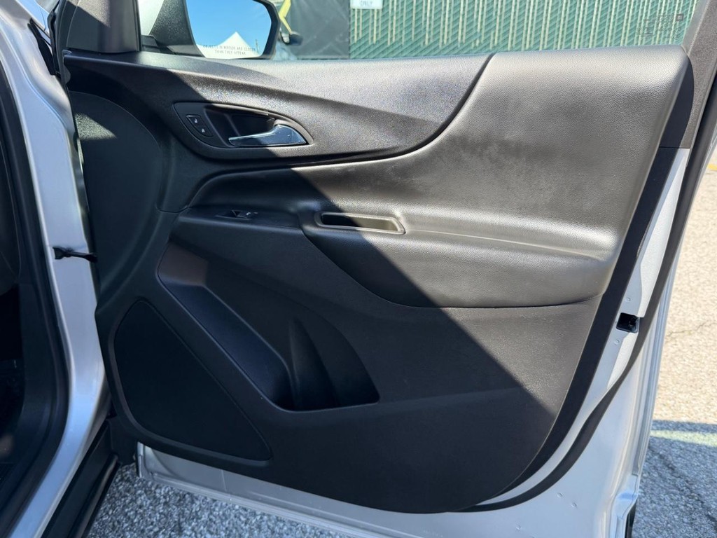 Chevrolet Equinox Vehicle Full-screen Gallery Image 19