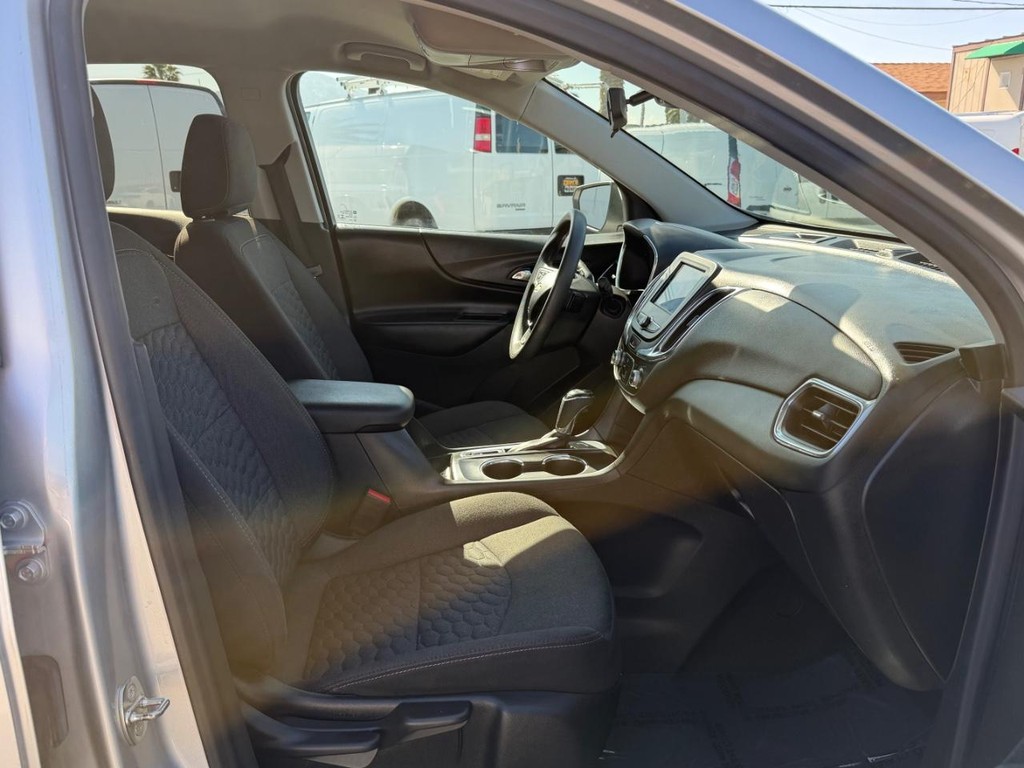 Chevrolet Equinox Vehicle Full-screen Gallery Image 21