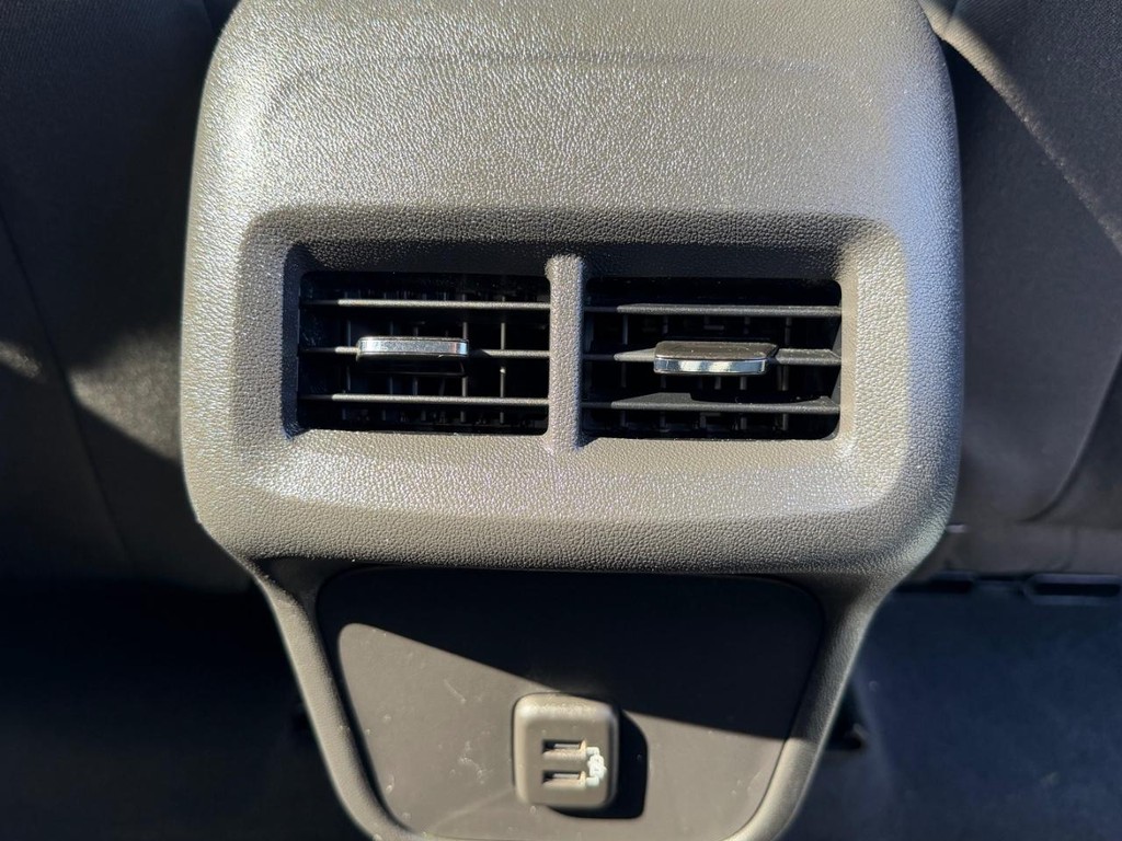 Chevrolet Equinox Vehicle Full-screen Gallery Image 35