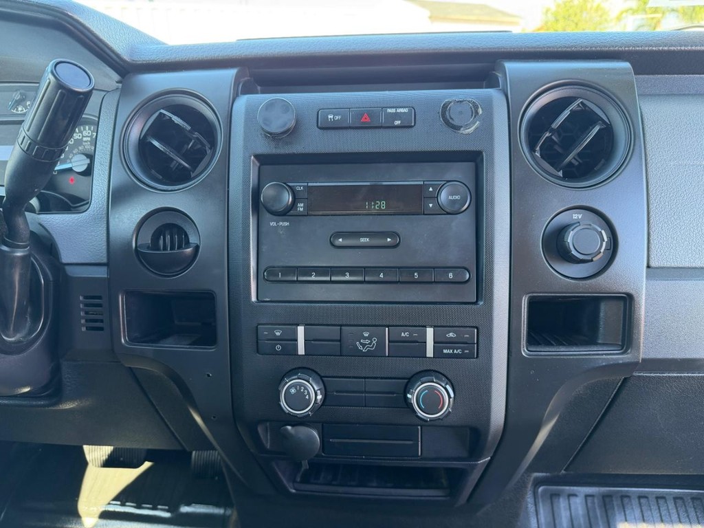 Ford F-150 Vehicle Full-screen Gallery Image 24