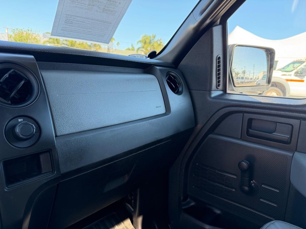 Ford F-150 Vehicle Full-screen Gallery Image 25